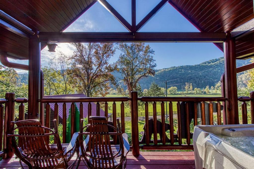 Papa Bear, Hot Tub, Wifi, 1089 Free Tickets Each Paid Day, Dollywood And More Sevierville Exteriör bild