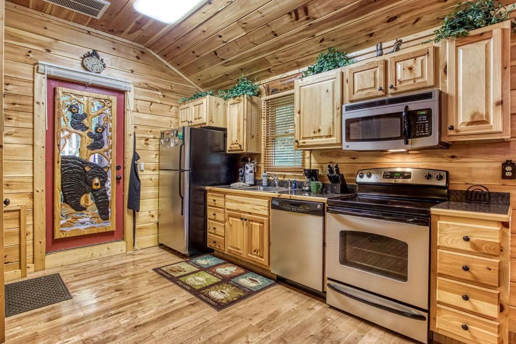 Papa Bear, Hot Tub, Wifi, 1089 Free Tickets Each Paid Day, Dollywood And More Sevierville Exteriör bild