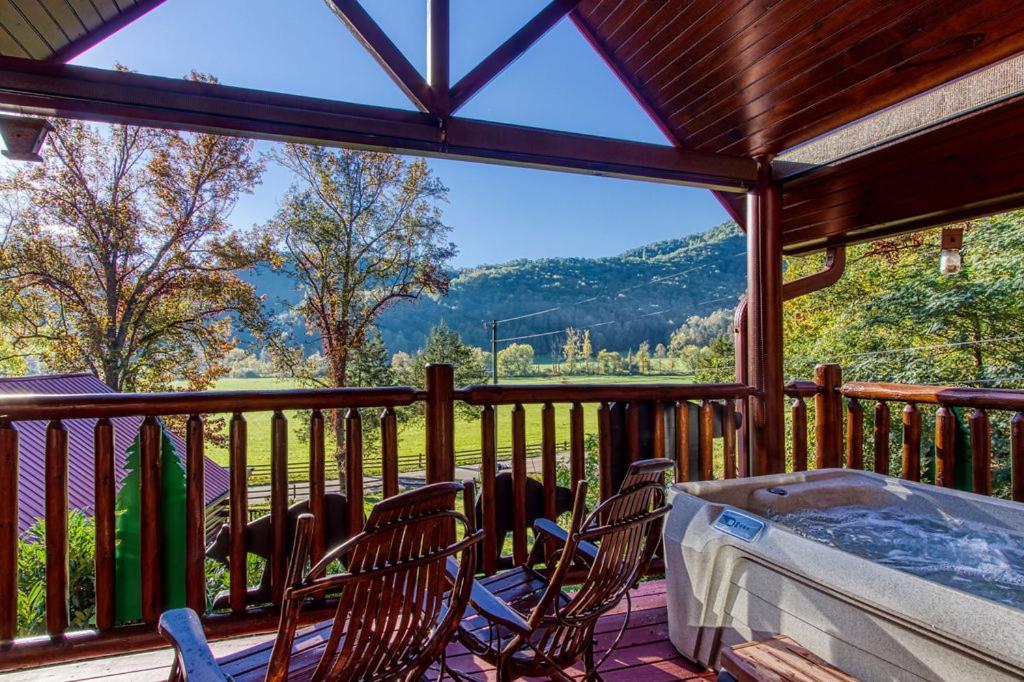 Papa Bear, Hot Tub, Wifi, 1089 Free Tickets Each Paid Day, Dollywood And More Sevierville Exteriör bild