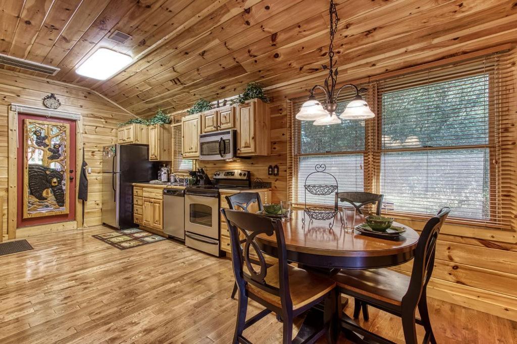Papa Bear, Hot Tub, Wifi, 1089 Free Tickets Each Paid Day, Dollywood And More Sevierville Exteriör bild